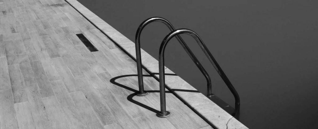 Een keurmeester controleert een aluminium ladder in een werkplaats