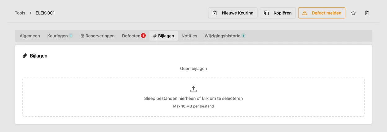 Het tabblad Bijlagen bij een tool, met het sleepvak voor bestanden